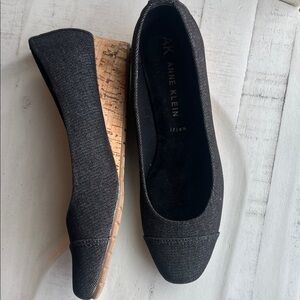 Anne Klein Black and Tan Wedge Shoes